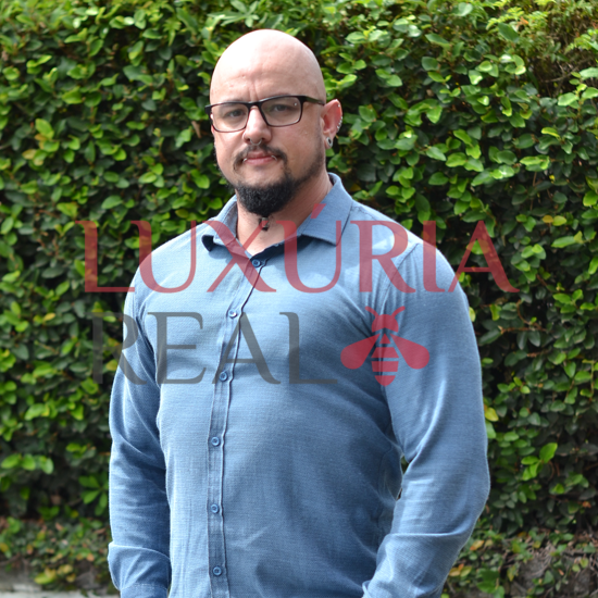 Foto Corpo com Rosto Coberto