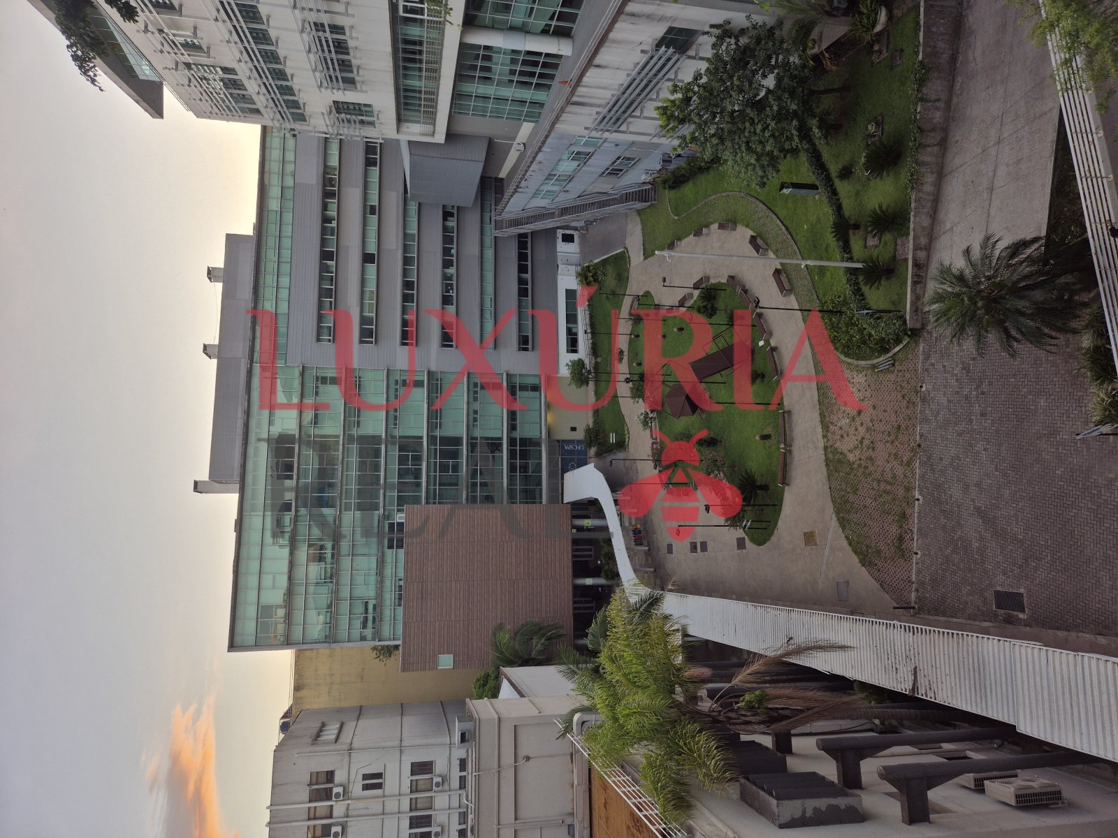 Foto Corpo com Rosto Coberto